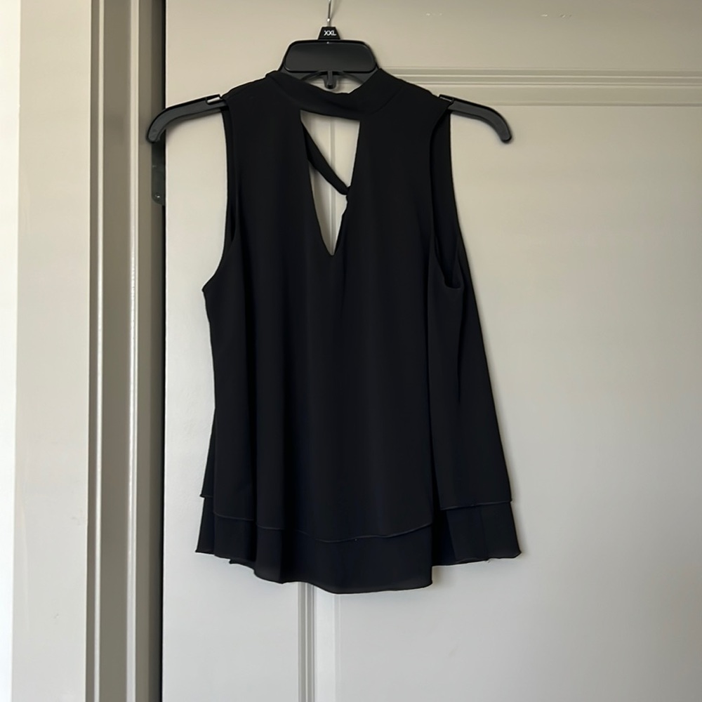 Keyhole black top